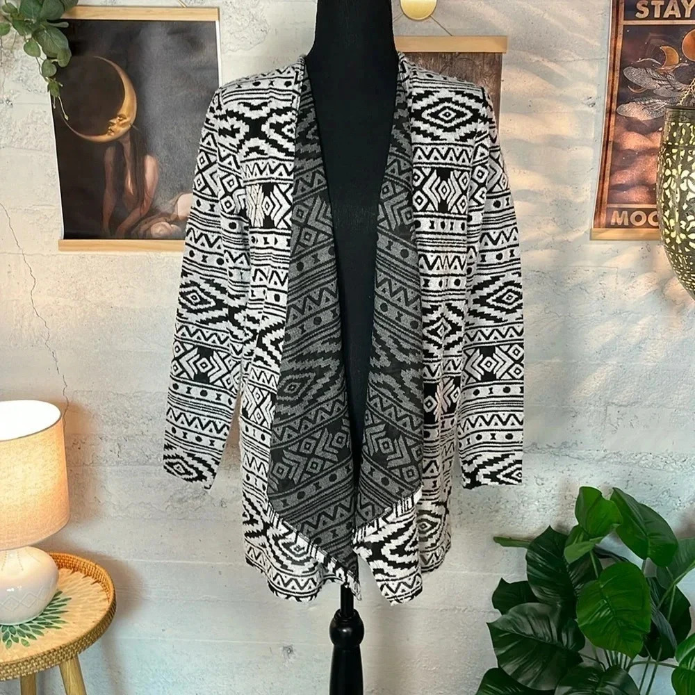 American eagle black and white open front cardigan size medium
